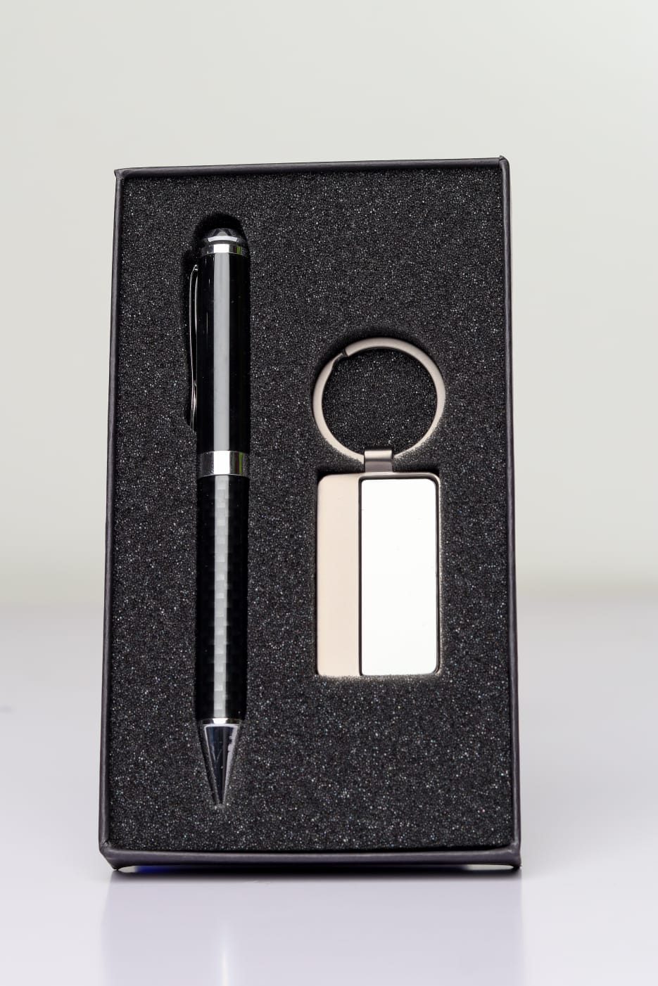 Pen and keyholder set