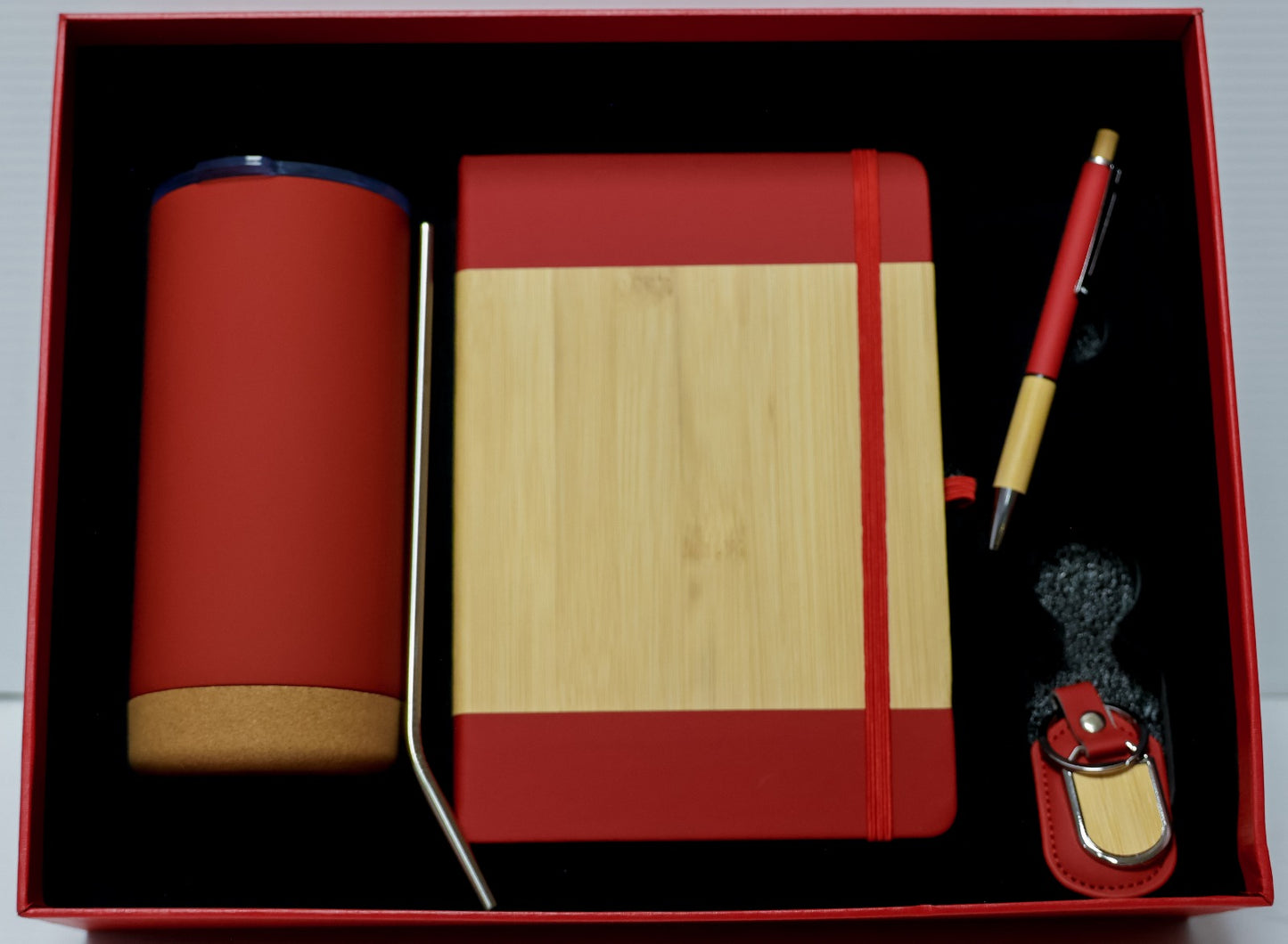 Schwarzes Korbset mit Powerbank