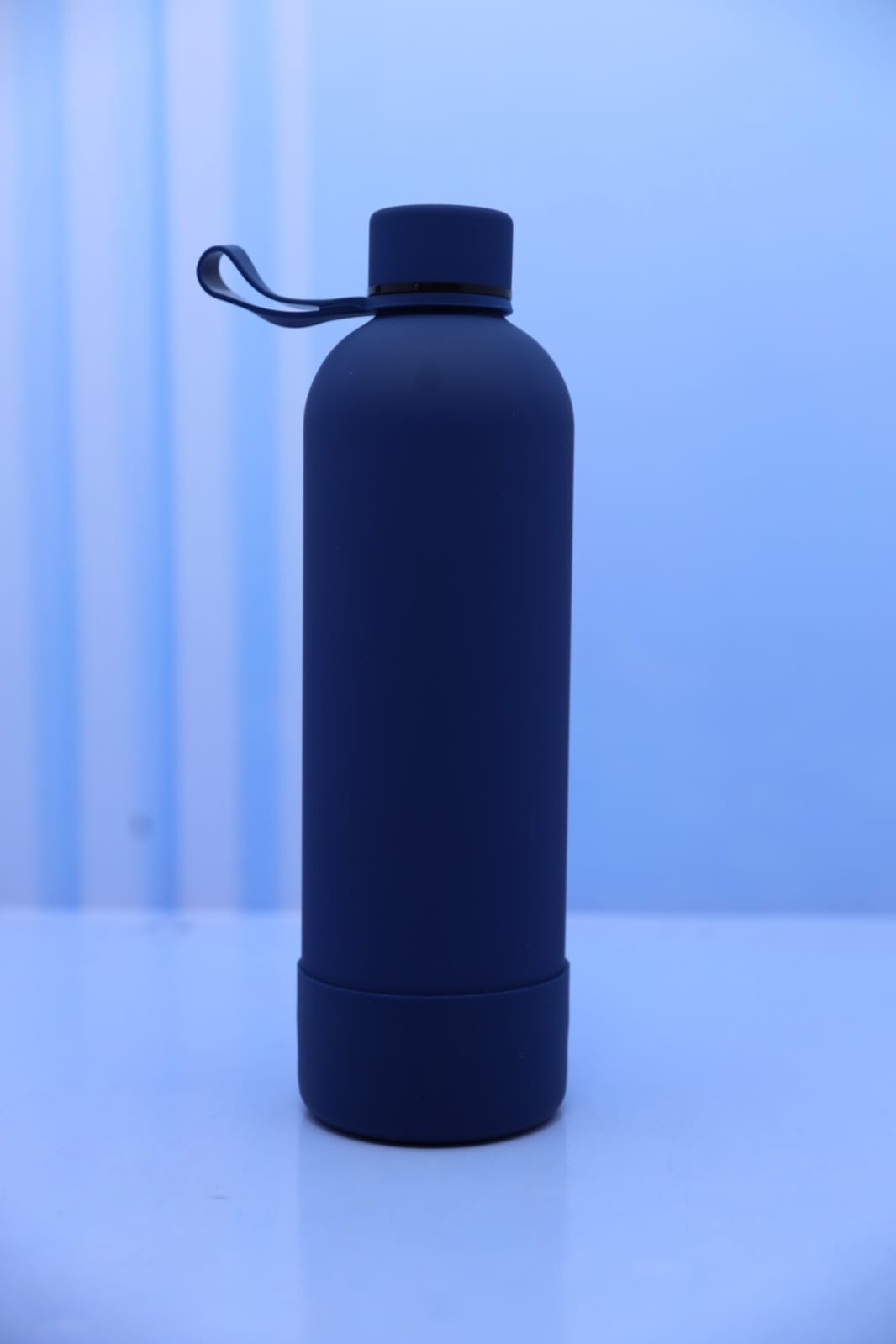 Silicon base side strap thermal bottle
